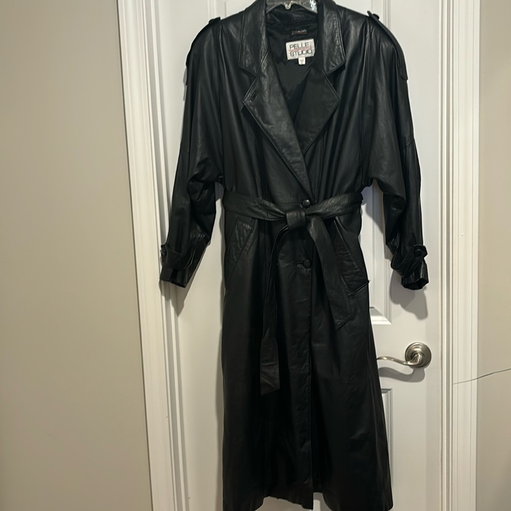 Vintage Black Leather Trench Coat. So on trend with soft leather. Smoke freeSz M